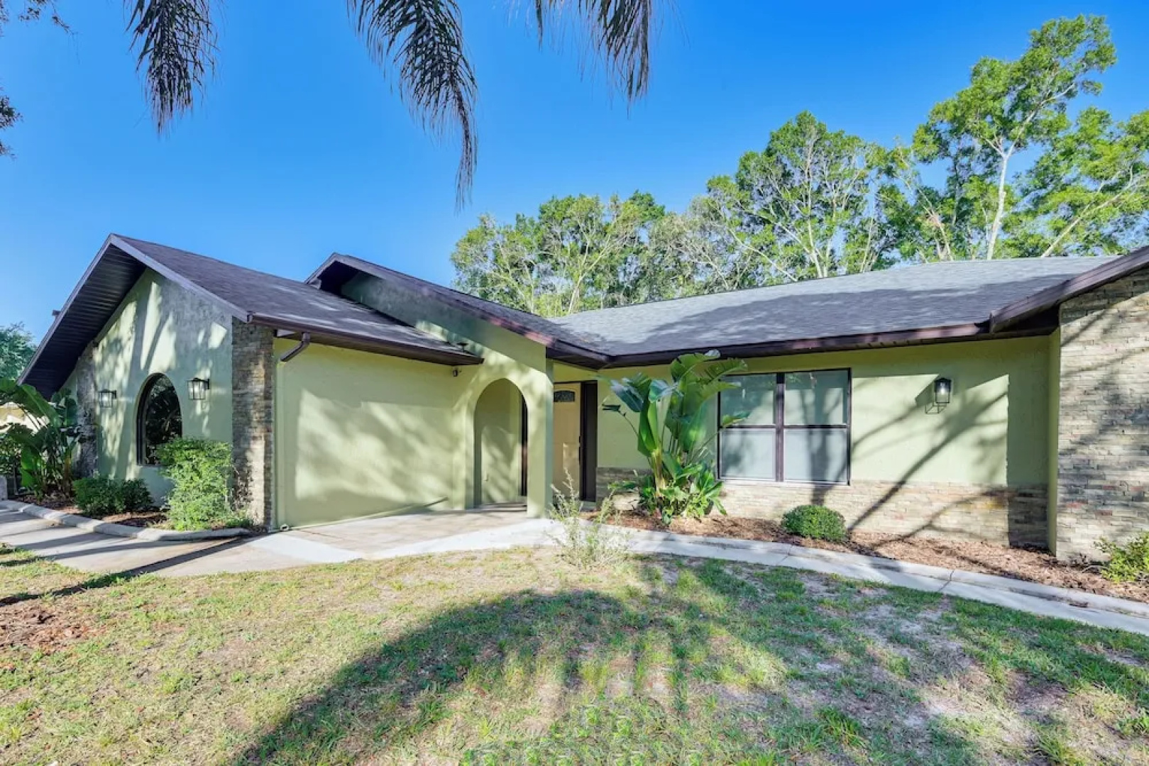 Spring Hill Home w/ Pool, BBQ Grill & Outdoor TV!
