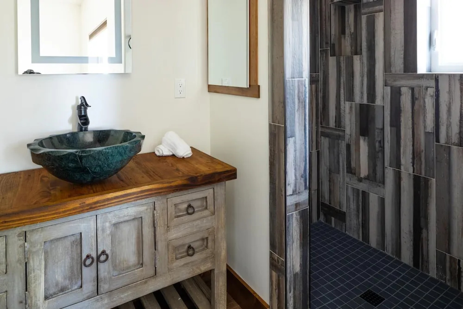 Emerson by AvantStay | Secluded Home - 125 Acres w/ Hiking, Hot Tub & Patio