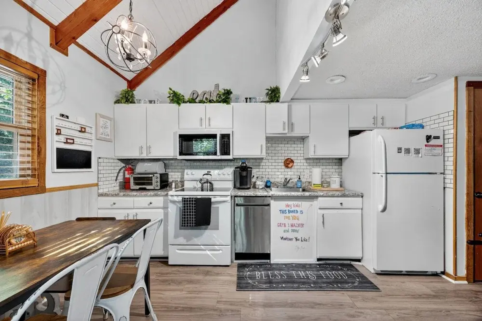 Mountain Escape With Hot Tub & Stargazing 3 Bedroom Cabin