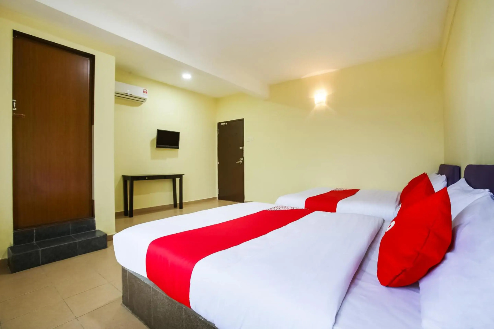 OYO 89585 Hotel Happy Inn