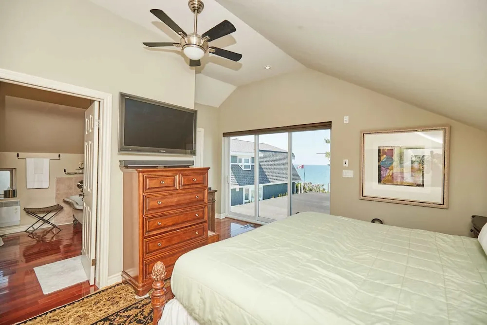 Niagara Lakefront Charm