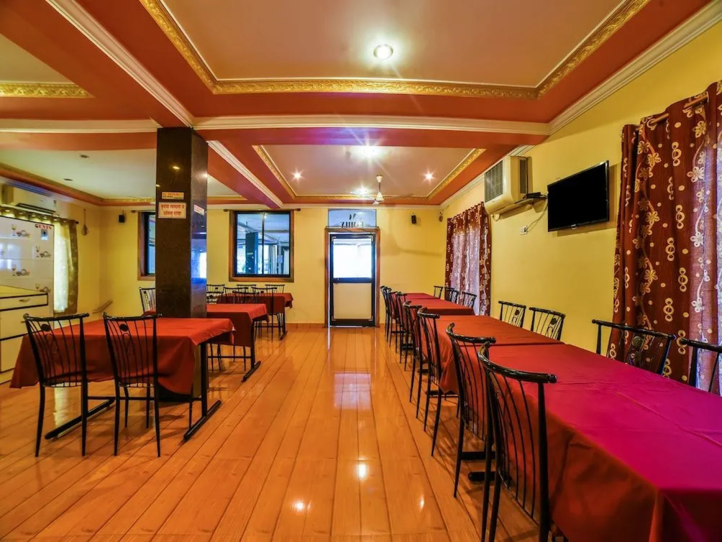 Oyo 28139 Hotel Empire