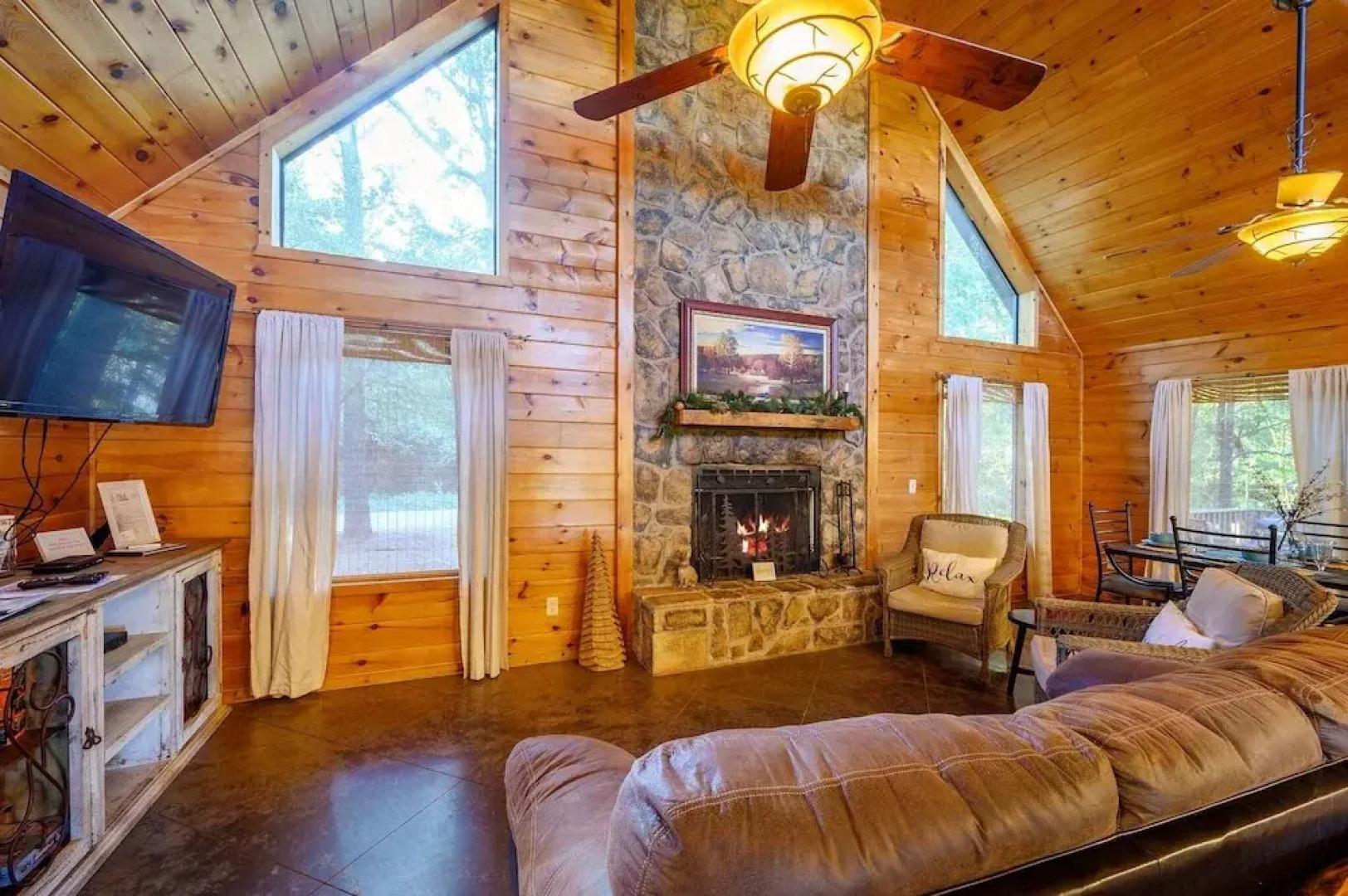 Okehi Pine Cabin With Wood Burning Fireplace and Outdoor Hot Tub by Redawning