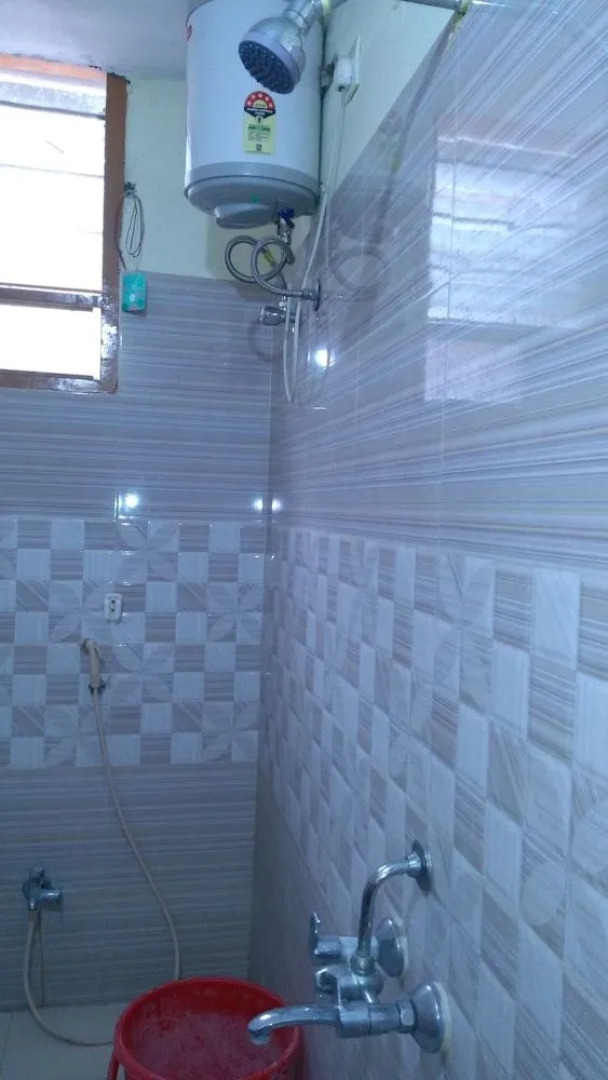 Iroomz Krishna Grand Inn