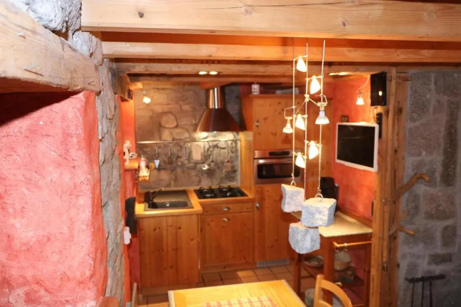 Ancienne petite marcairerie de montagne rénovée cadre rustique