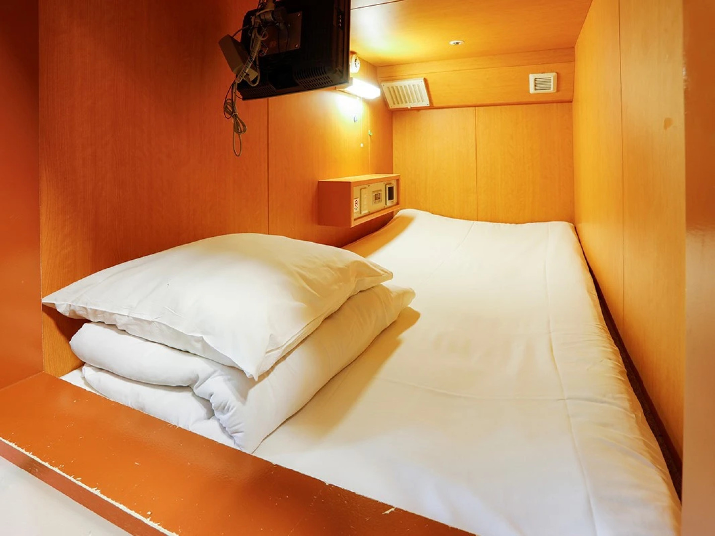 Niko Niko Capsule Hotel