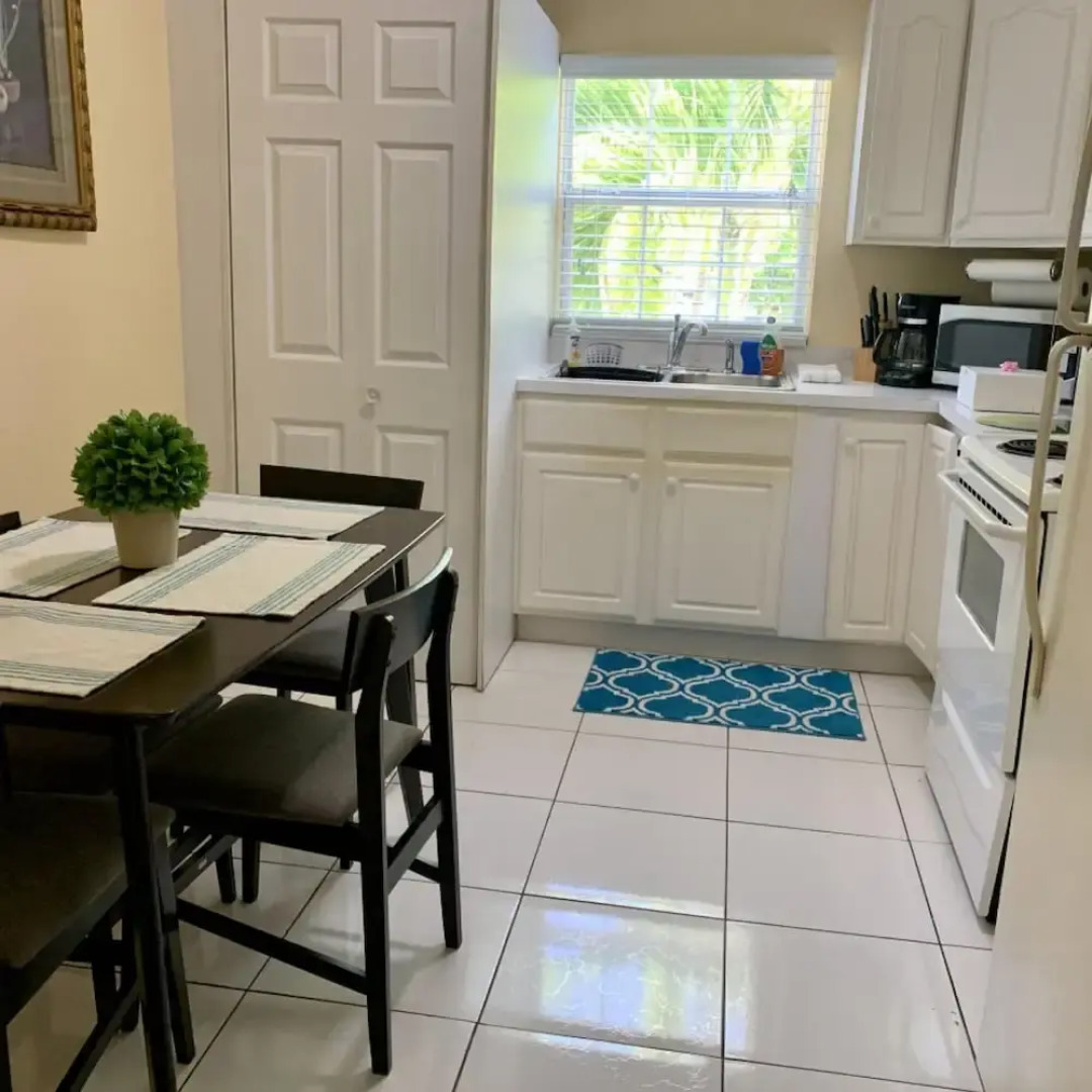 3 Suites Free Breakfast Steps to Beach