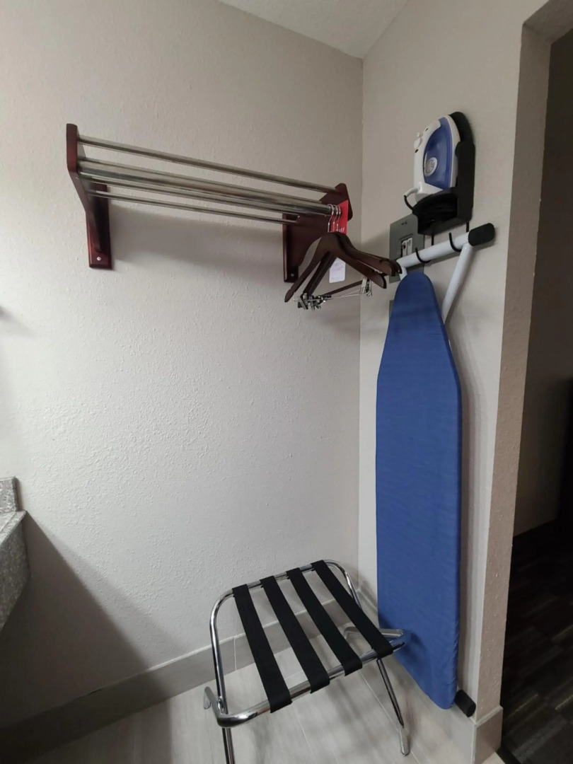 Econo Lodge Russellville I-40