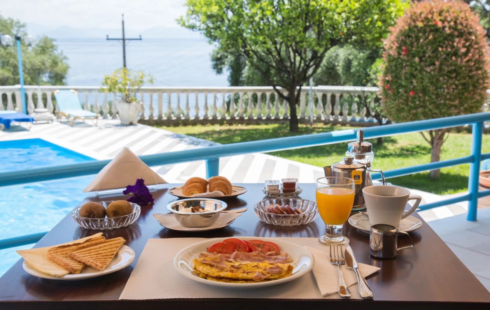 Brentanos Apartments ~ A ~ View of Paradise