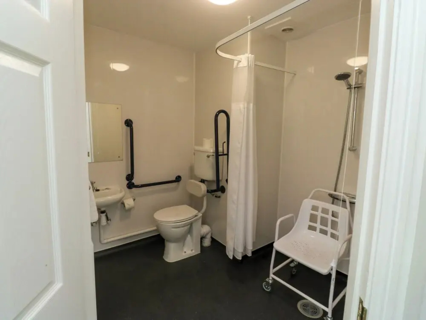 Harcombe House Bungalow 11