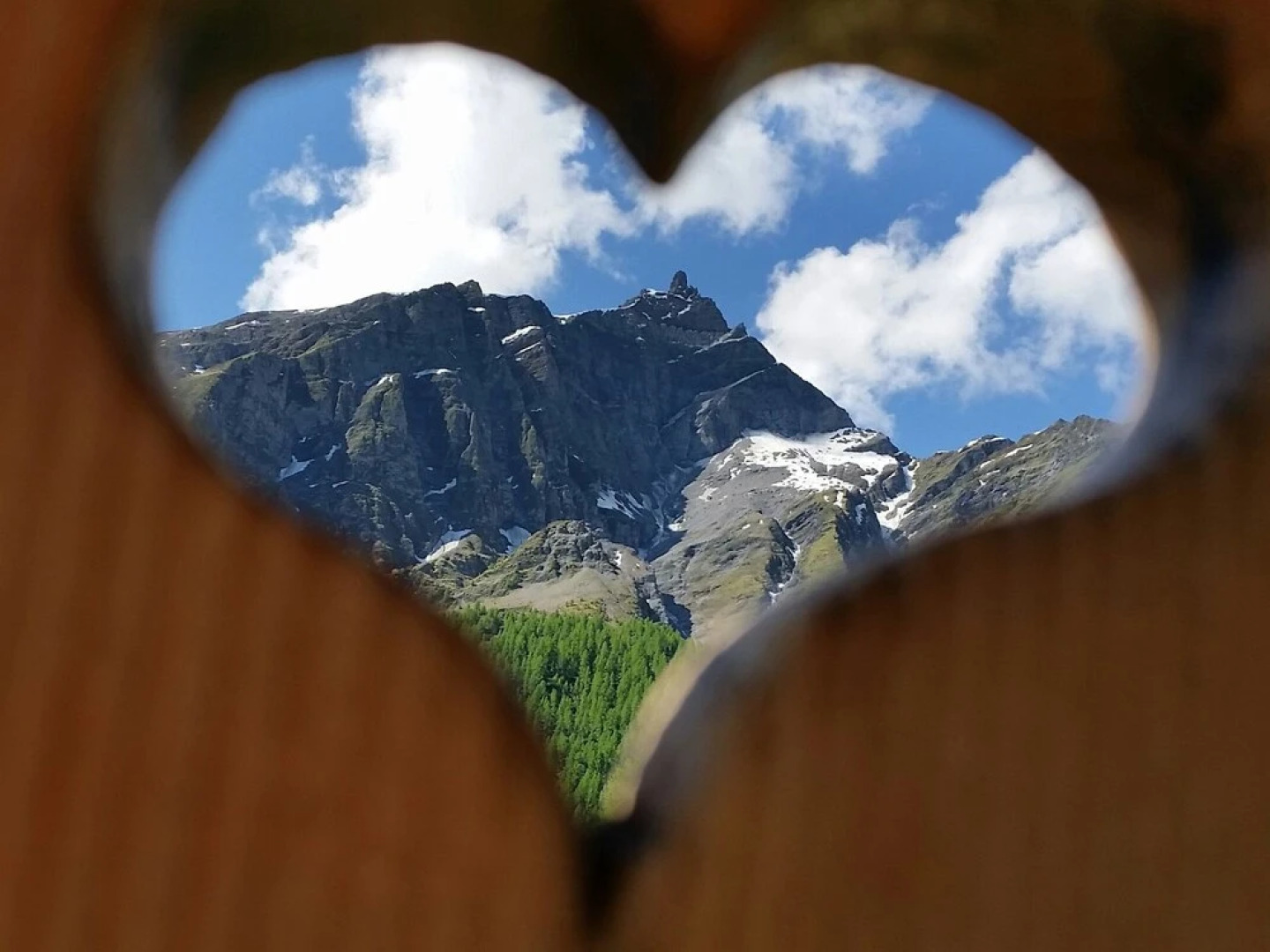 Beautifully Located House in the Midst of the Mountains With a Beautiful View