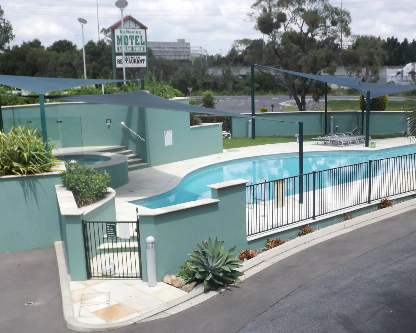 Puffers Inn Logan Motel