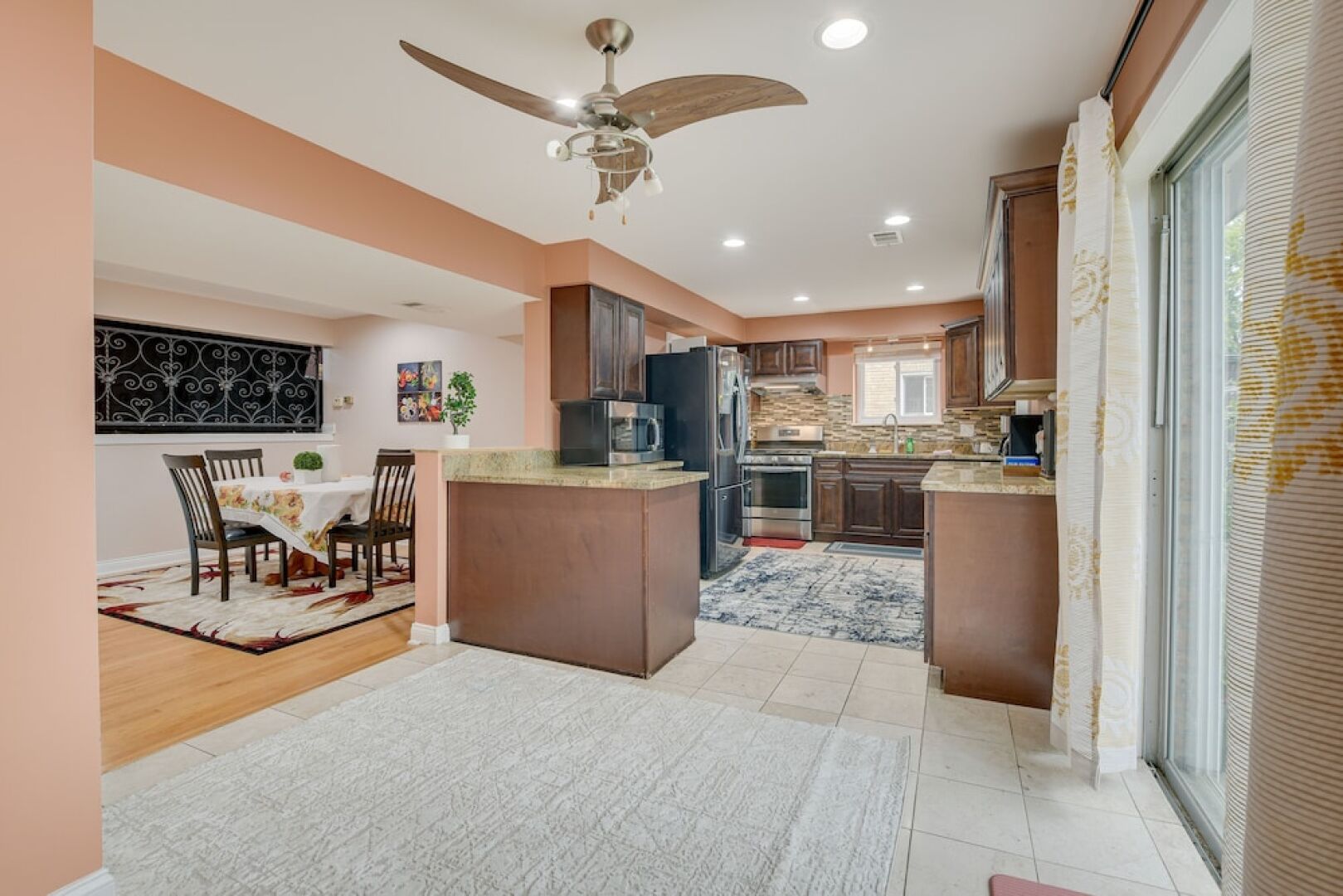 Fenced Backyard: Family Getaway in Des Plaines!