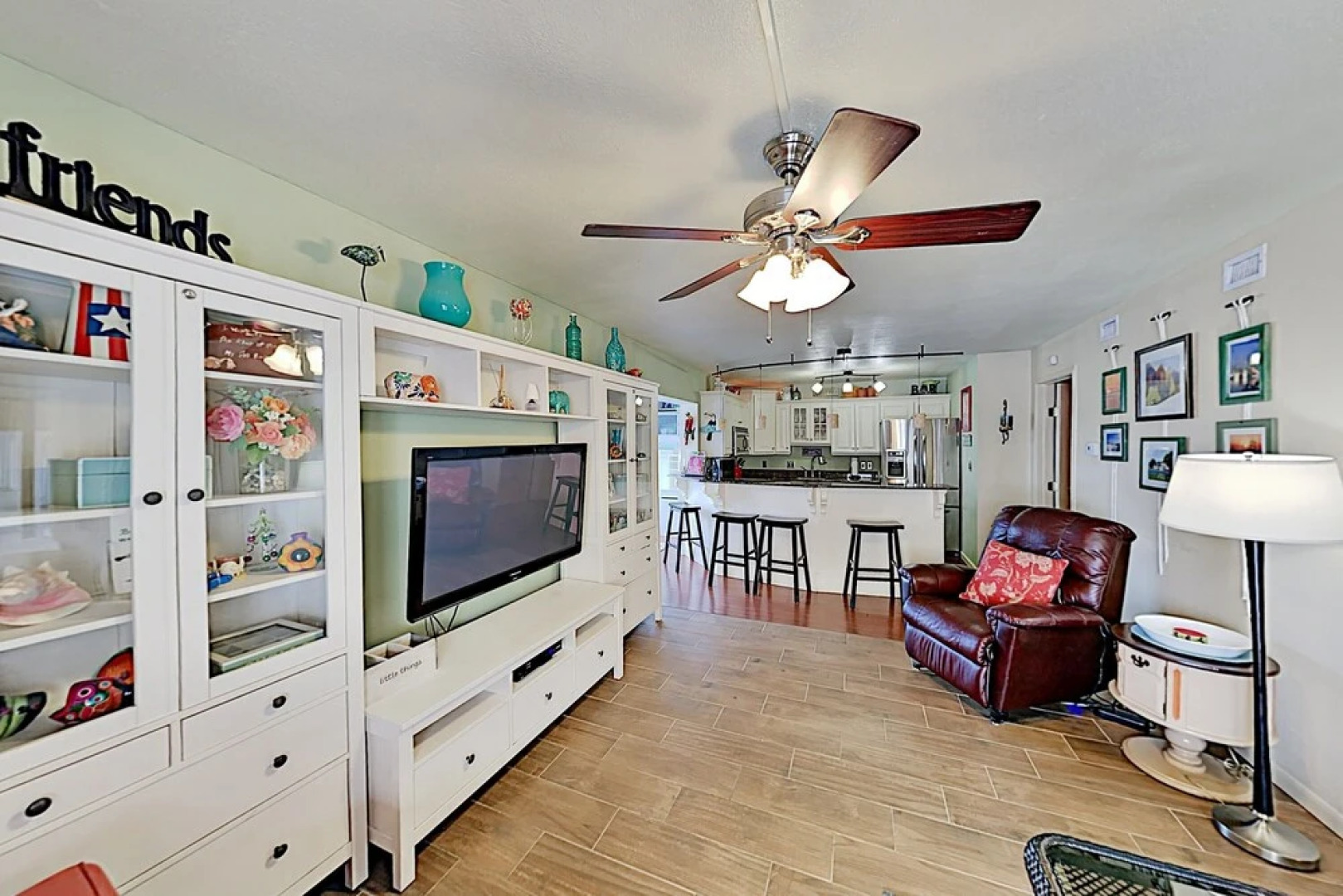 Canal-front Corner W/ Pools - Near The Beach! 1 Bedroom Condo