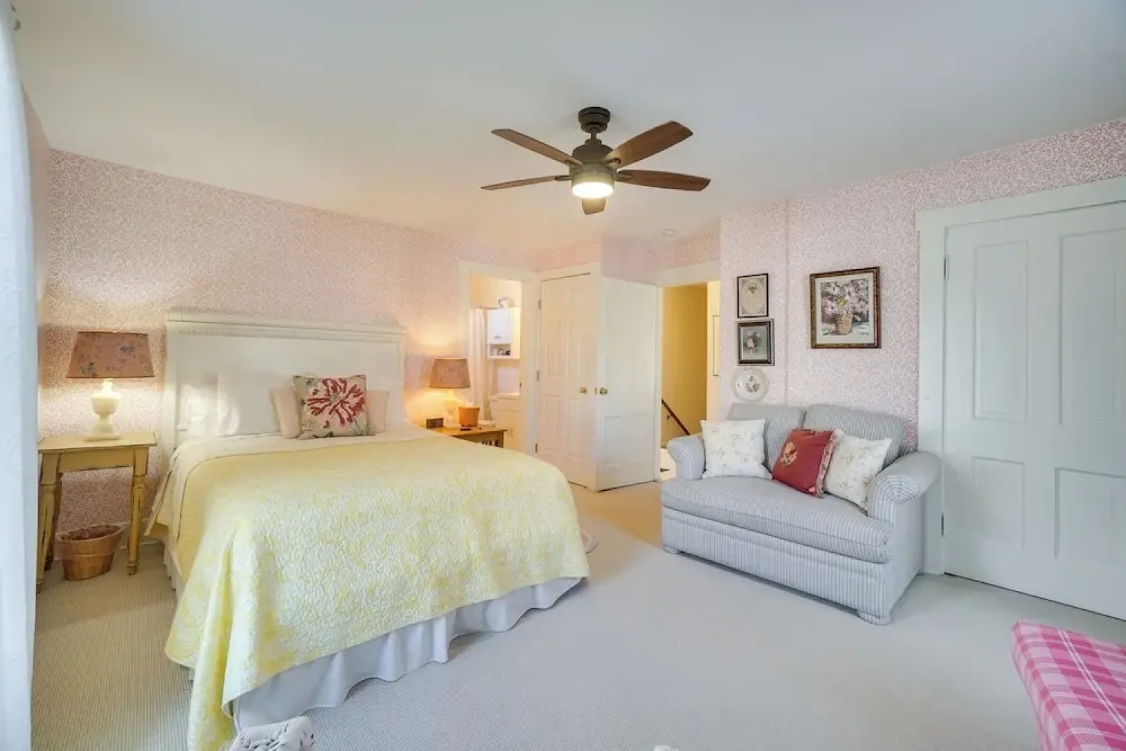 'the Porch House' Located in Historic Village