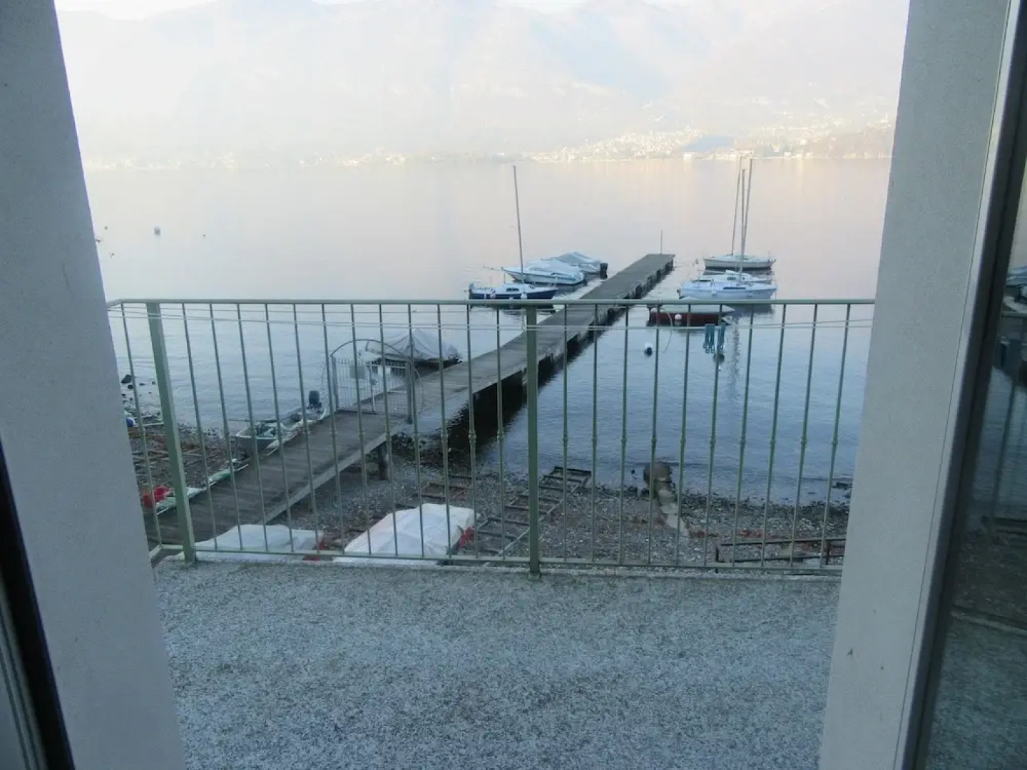 Luxury Apartment Front Lake View