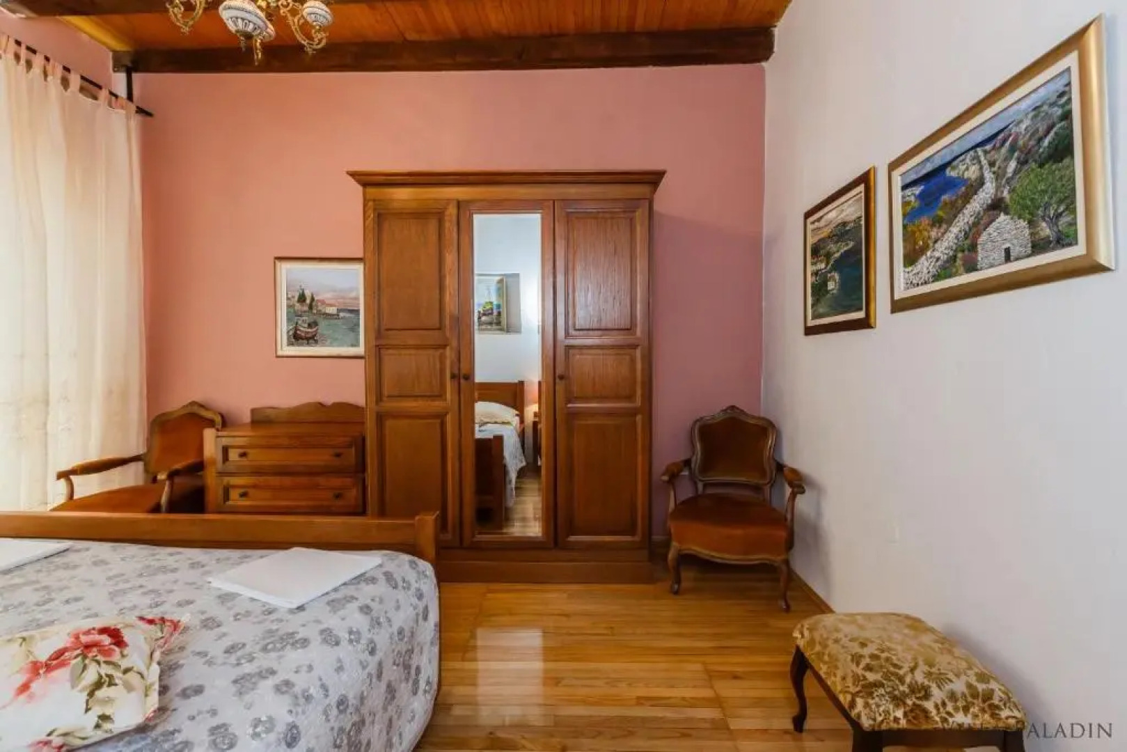 Villa Paladin - Spacious Villa with Pool near Garden Resort - 7 Min walk