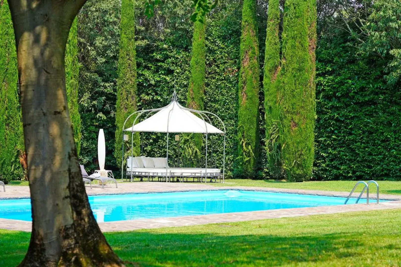 Villa Ambrogia: large country manor with private pool next to golf course