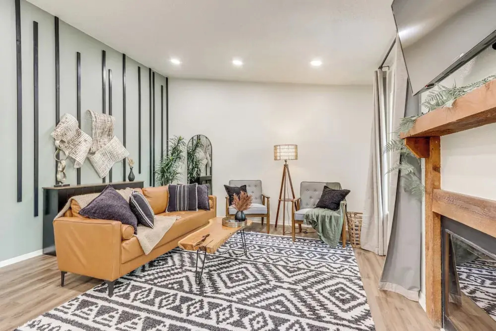 Walk to Table Rock Lake: Updated Cabin w/ Deck!