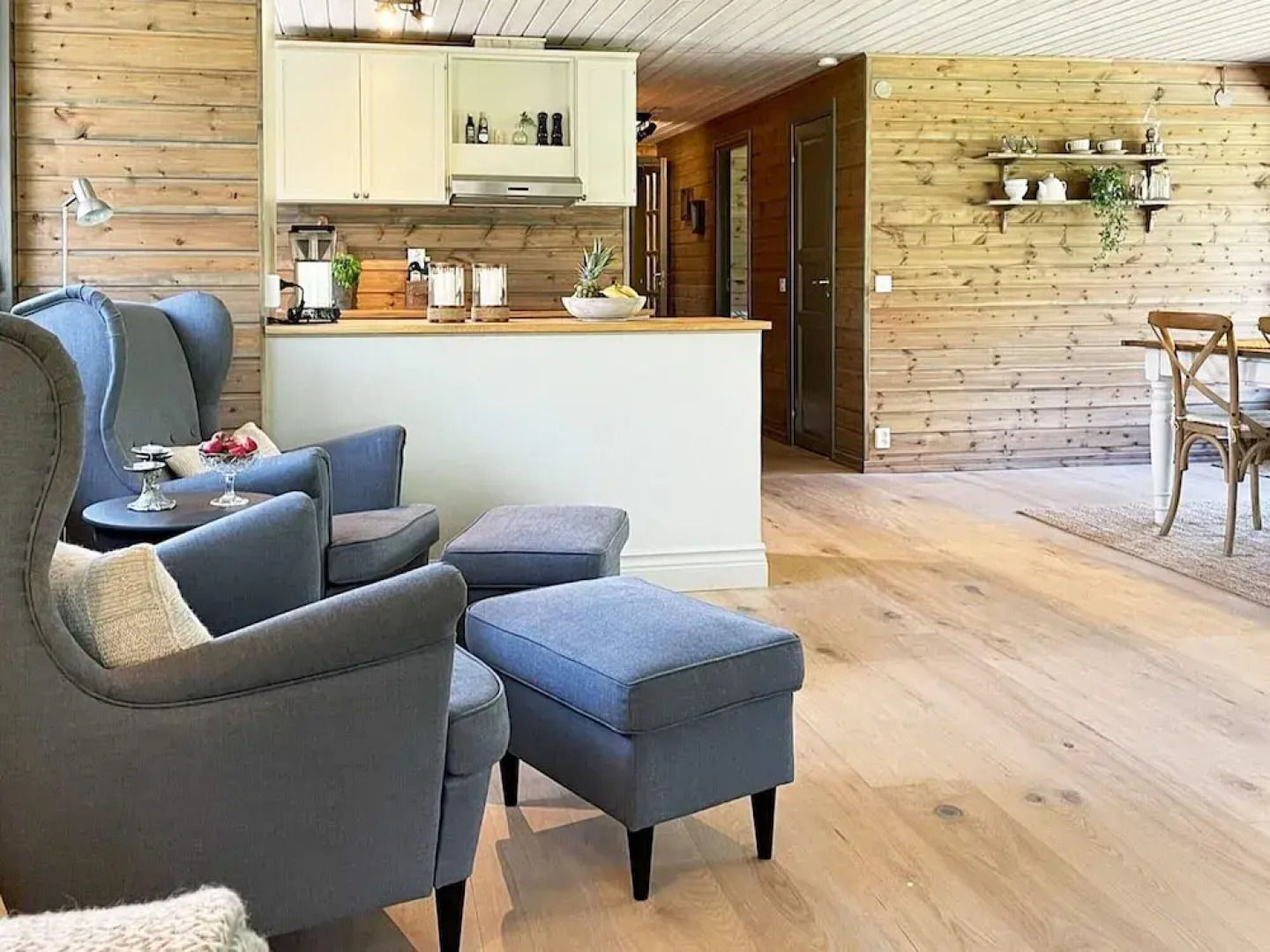 Charming Lakeside Cottage Getaway