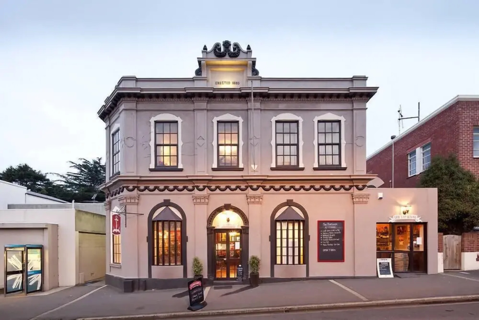 The Port Chalmers Heritage suite 3 Bedrm