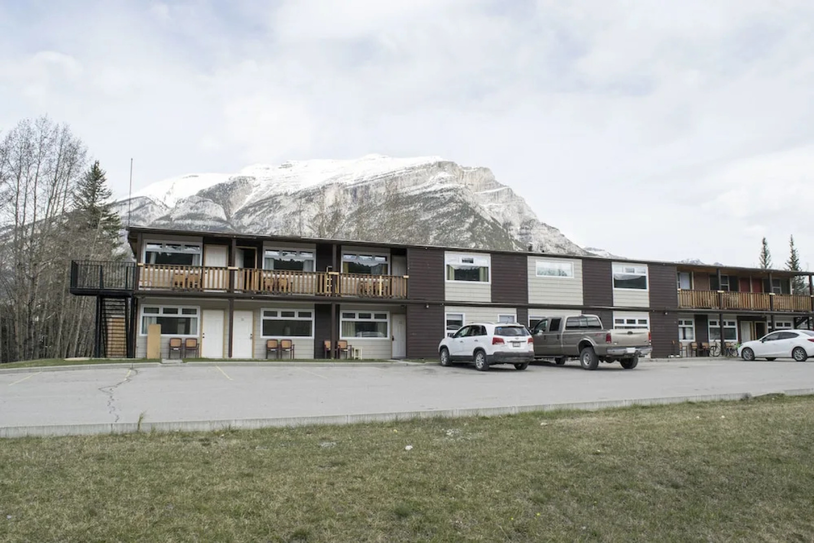Yamnuska Suites