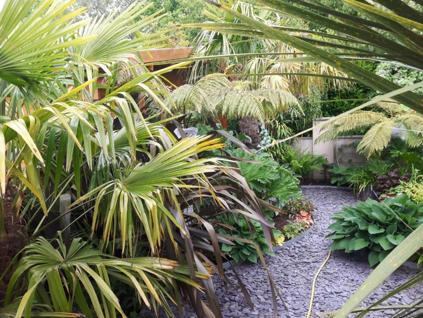 Cabin set in a Beautiful Romantic Tropical Garden