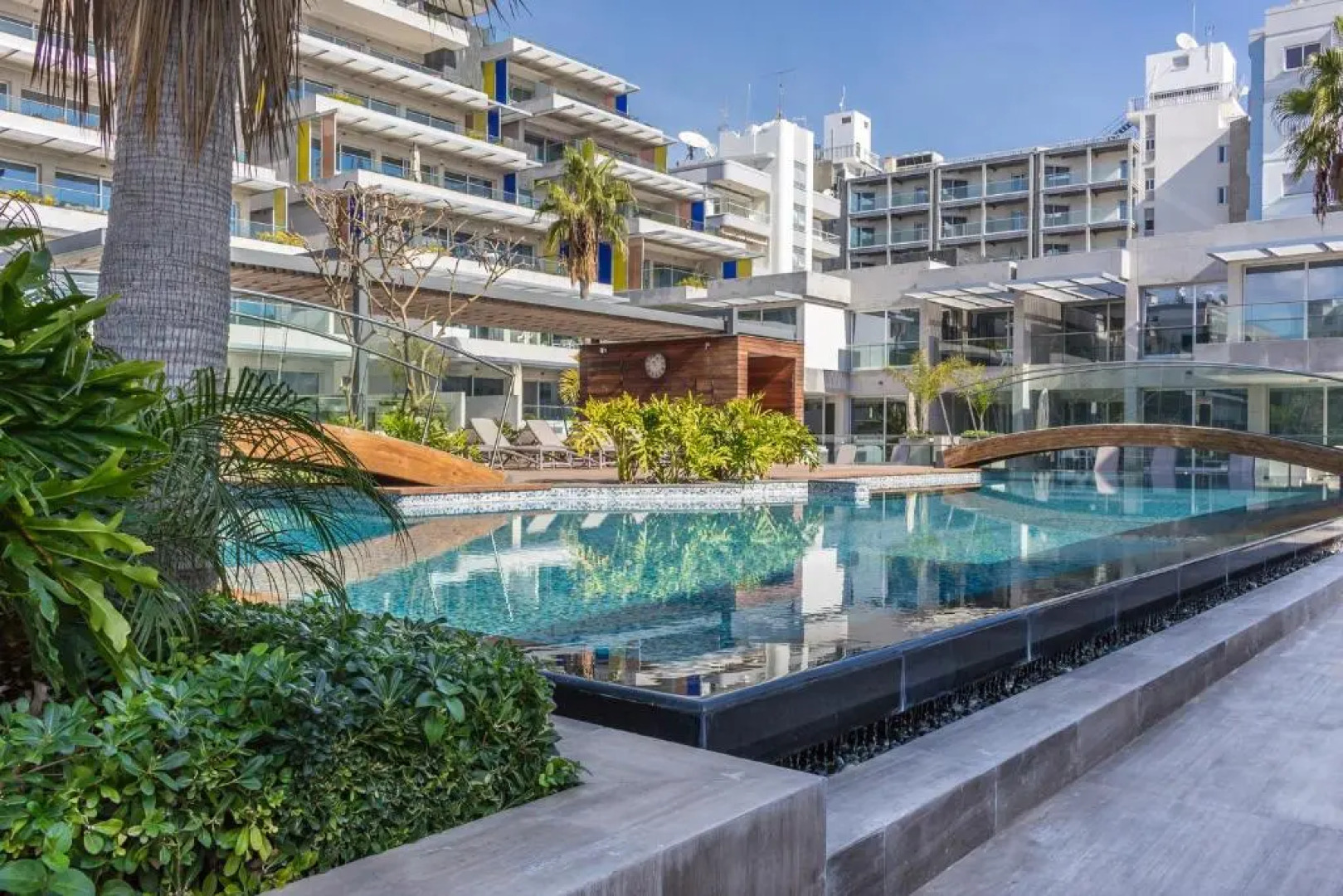 Carmencita Studio B14 with pool & gym