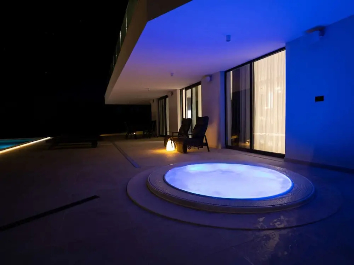 Stylish Stay With Hot Tub