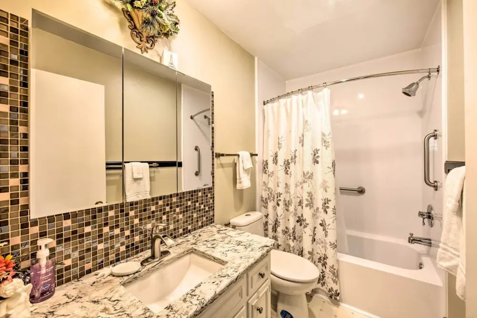 Spacious Palmyra Home w/ Fire Pit & Deck!