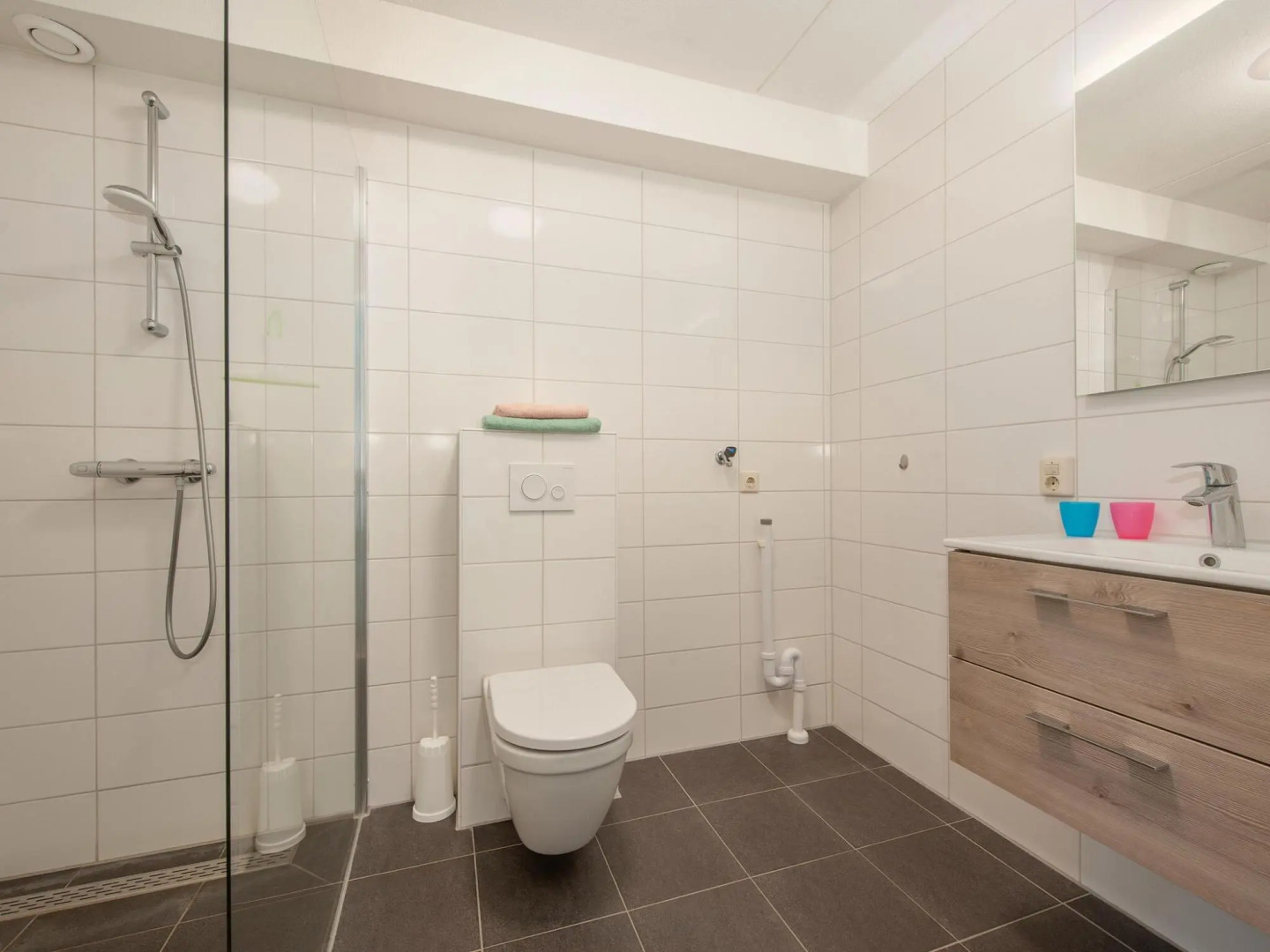 Restyled Bungalow With Dishwasher, Near the Beach