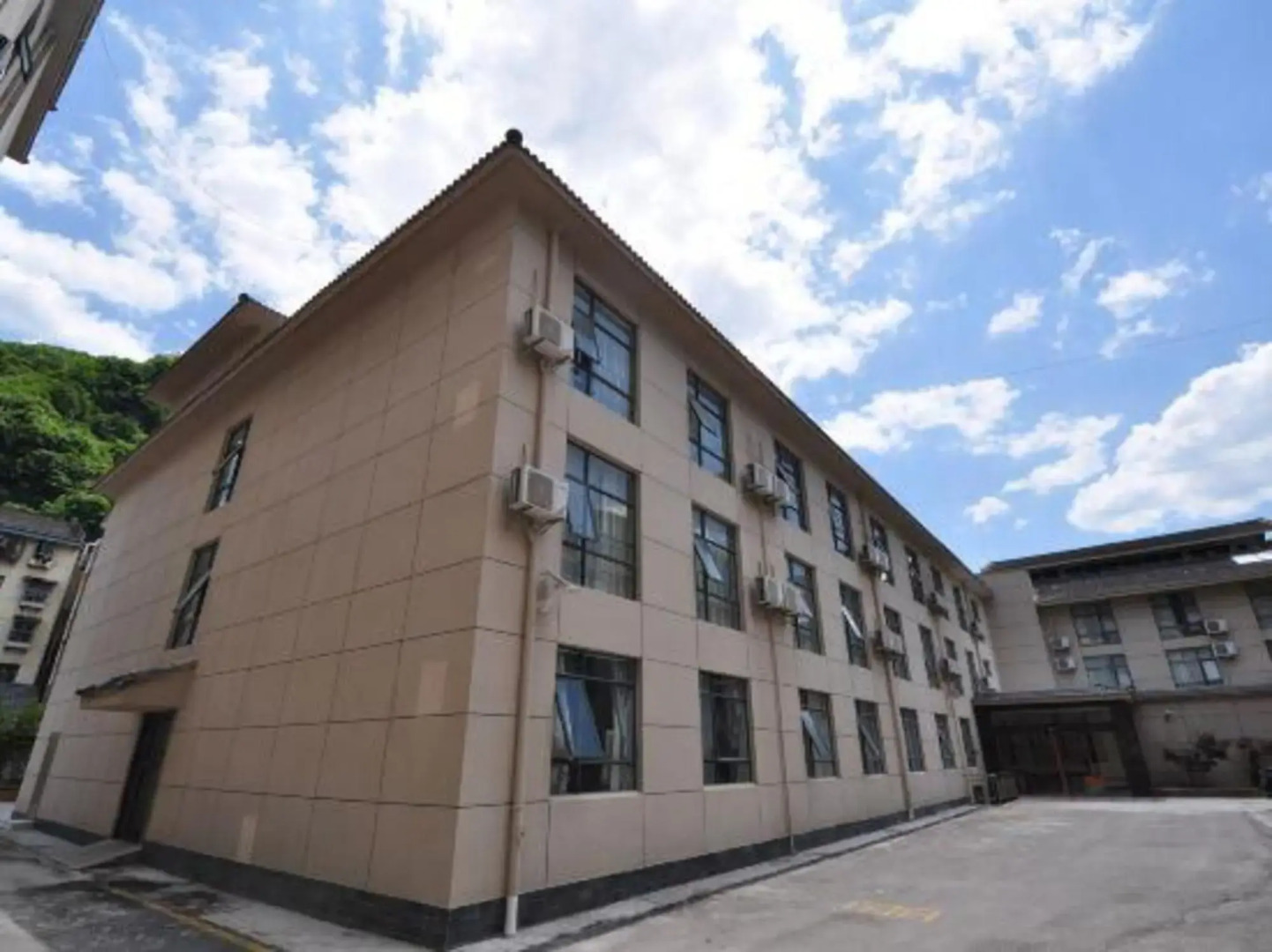 Shengjing Yijia Hotel