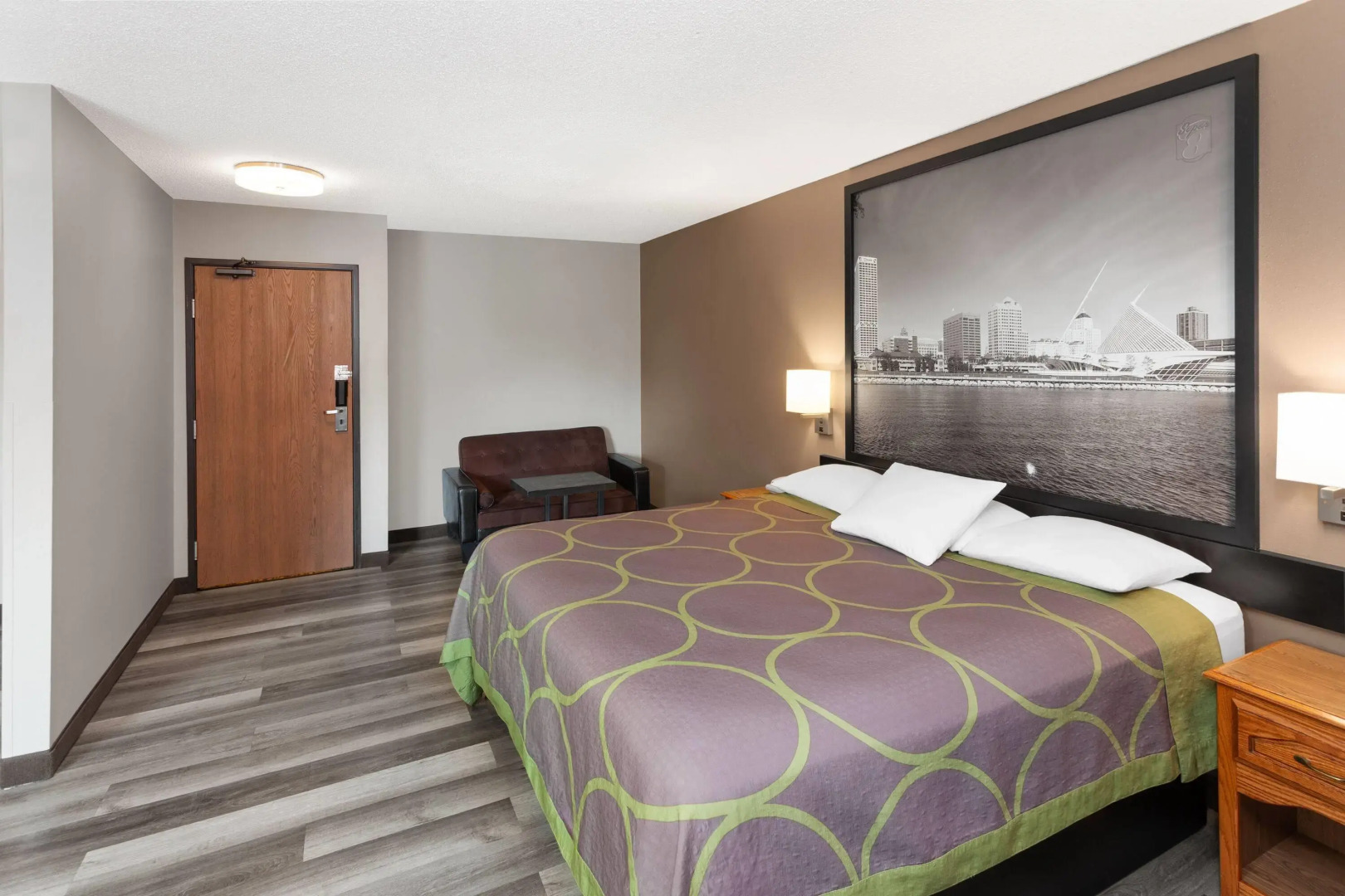 Super 8 by Wyndham Green Bay Near Stadium