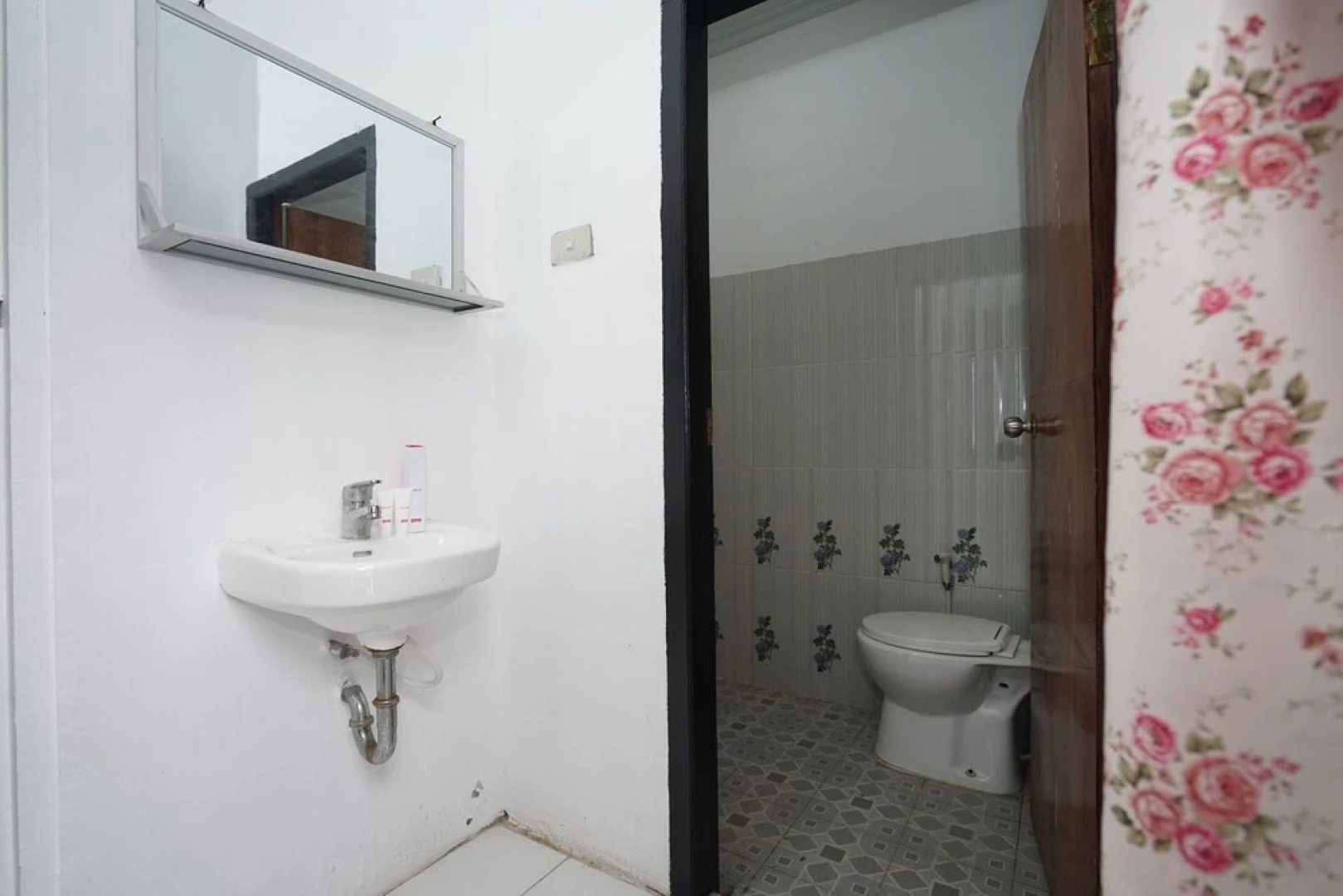 Paris Hotel by OYO Rooms