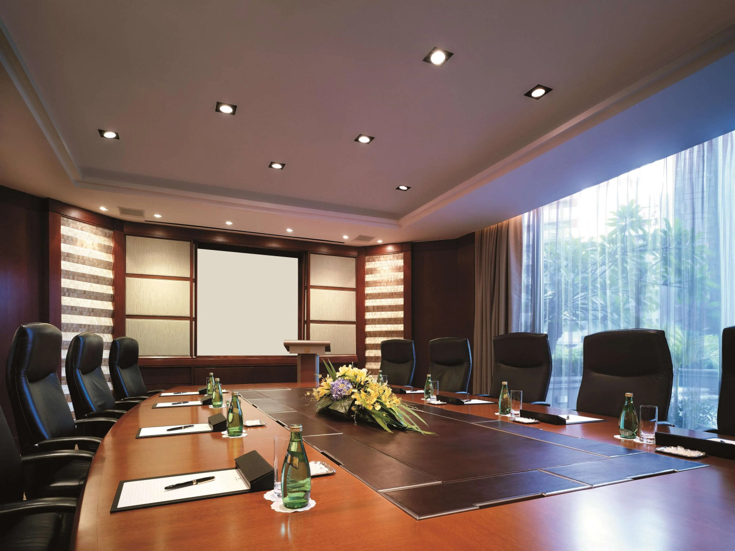 Makati Shangri-La, Manila