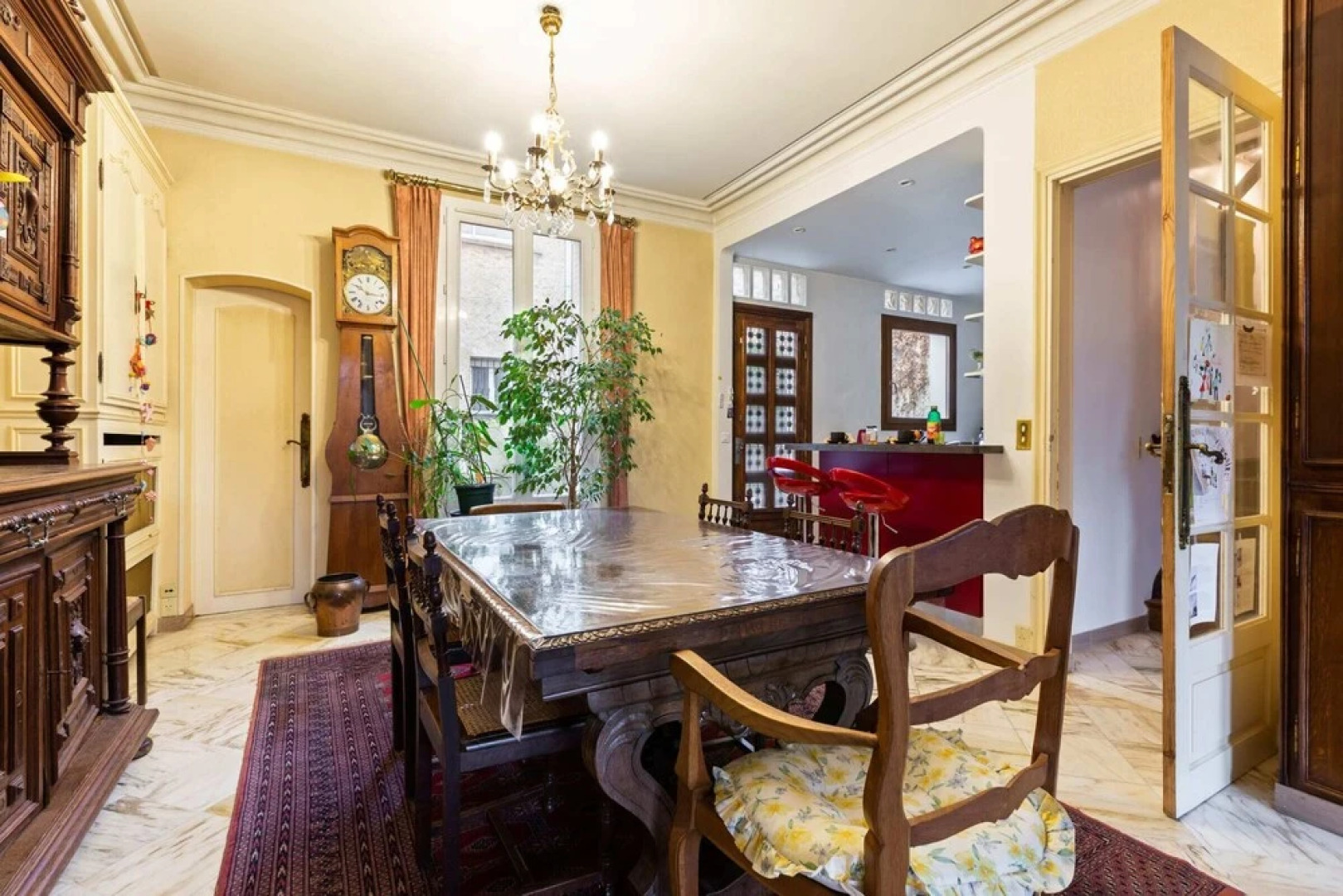 Red and Rustic Home Near Bois de Vincennes for 7 pax