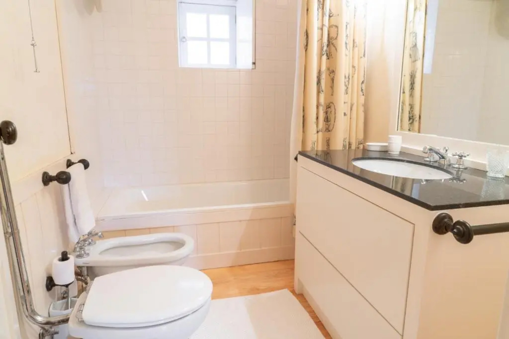 Liiiving in Moledo Historical Pool Villa