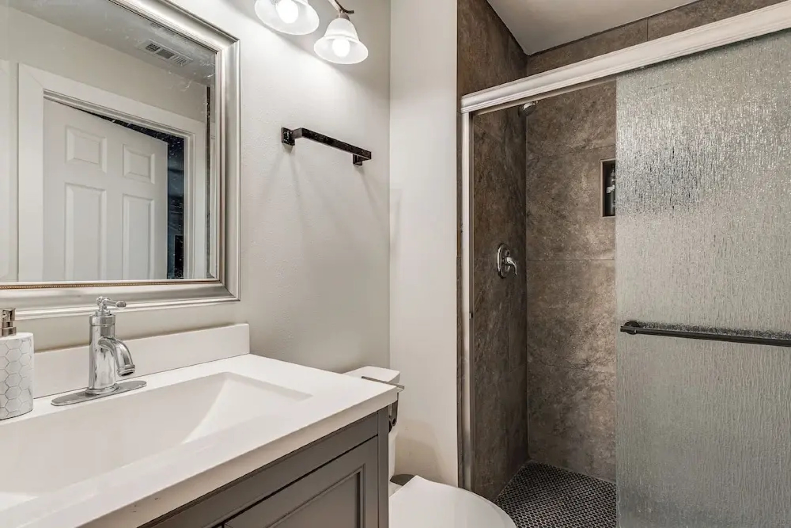 3 Mi to The Woodlands: Warm & Welcoming Home!