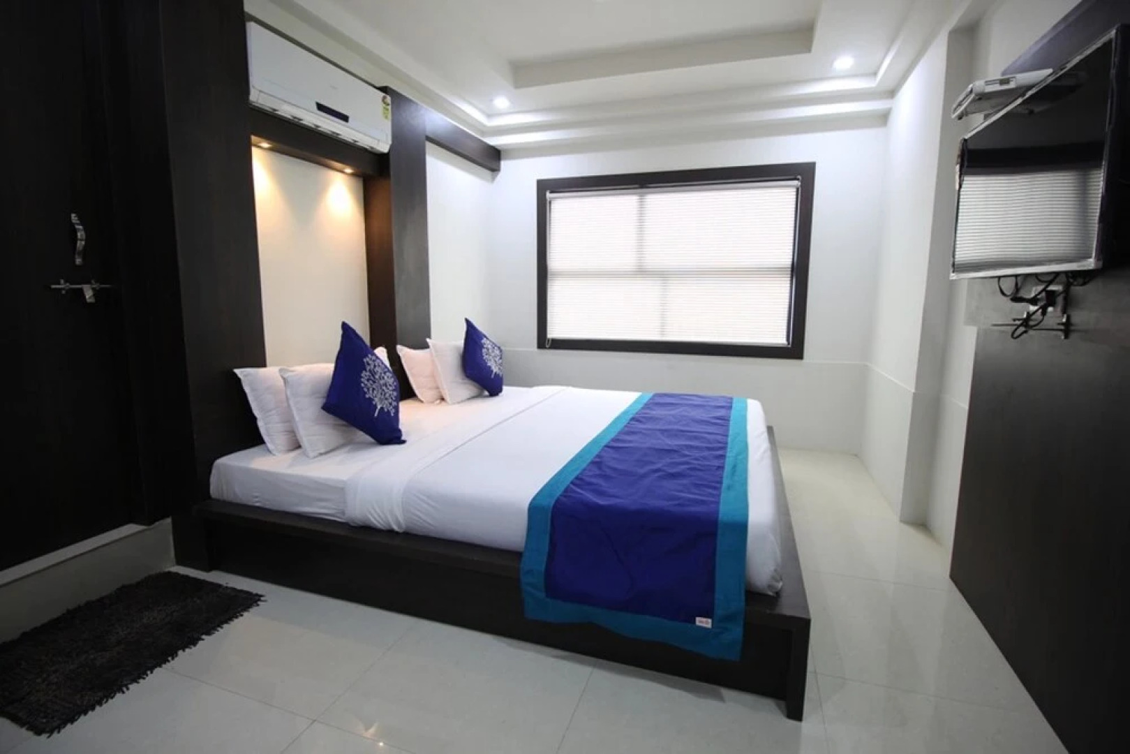 OYO 1360 Hotel Cross Road