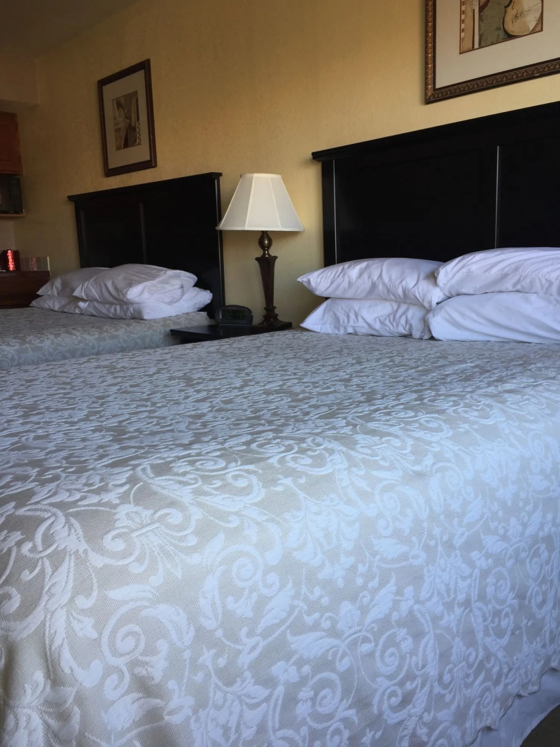 Hilltop Inn & Suites