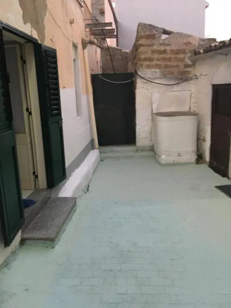 La piazza piccola alle spalle Del castello