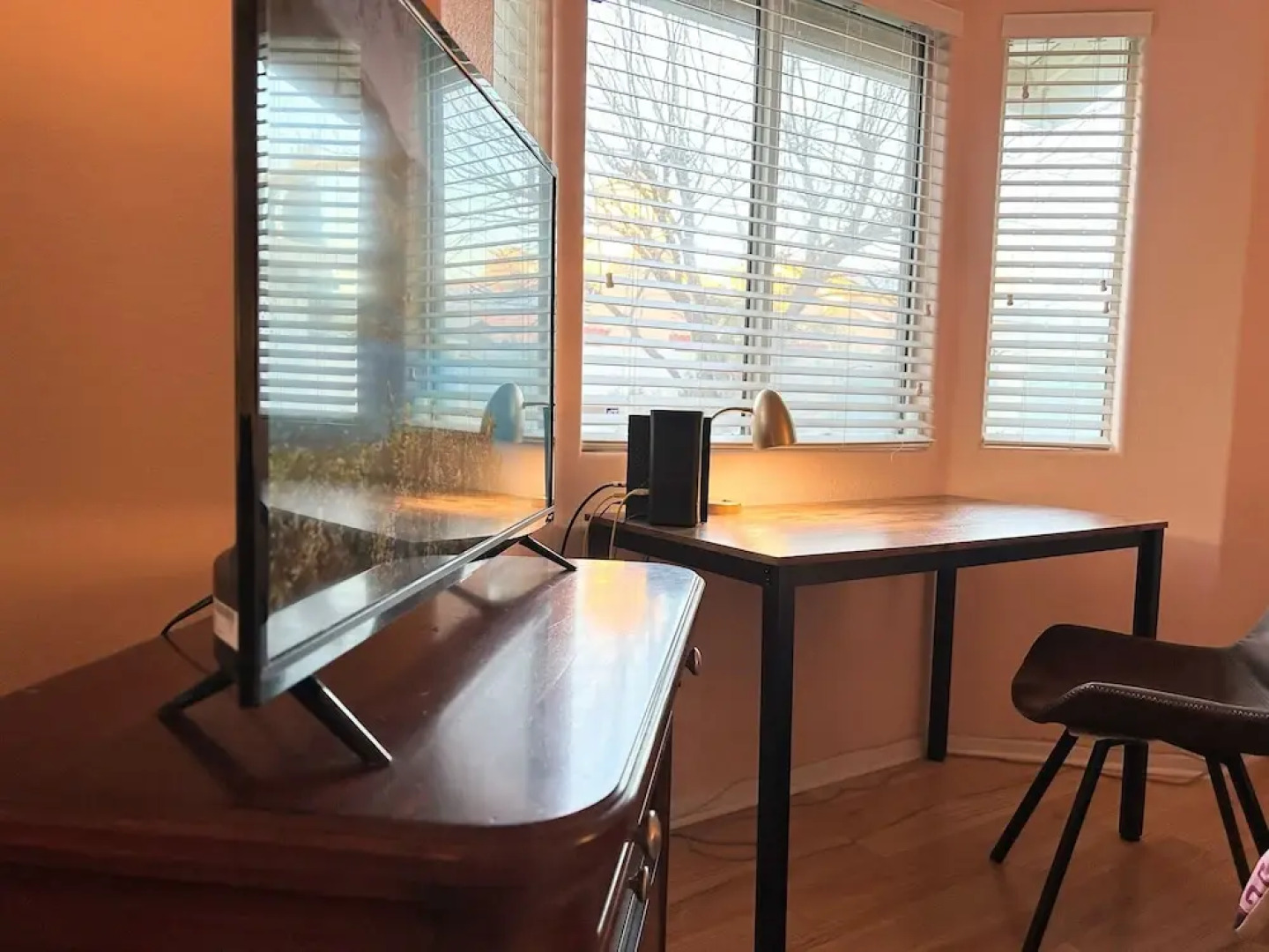 Private bedroom in Western Horizon Home