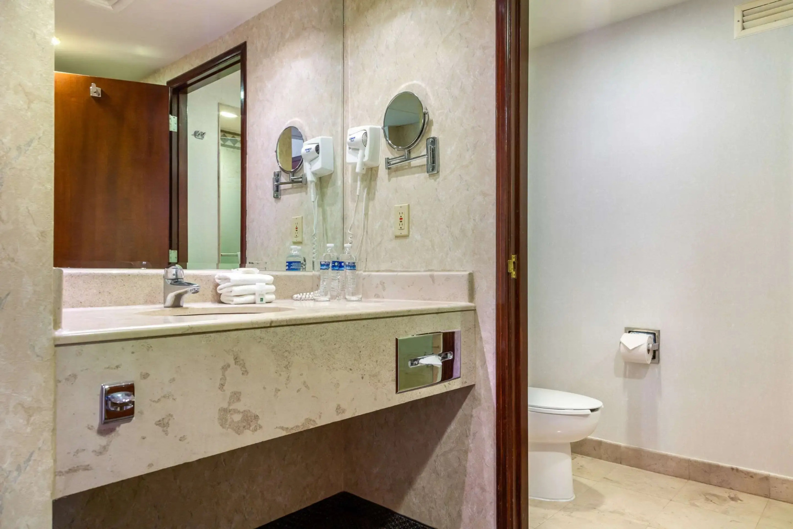 Quality Inn Monterrey La Fe