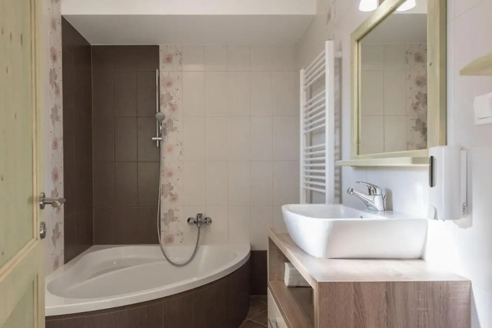 Apartments and rooms Tolc