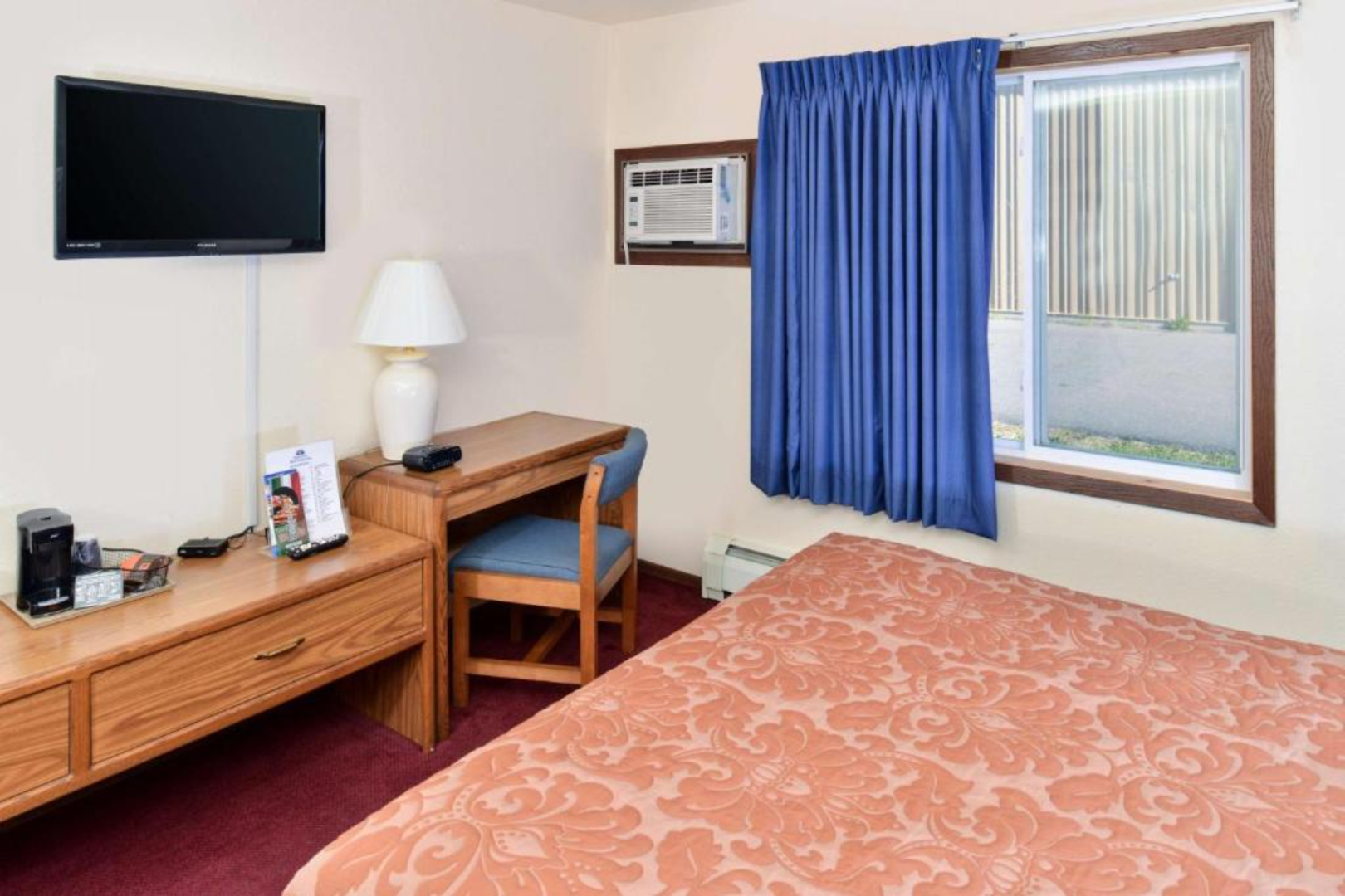 Love Hotels Staples by OYO at HWY 10 MN