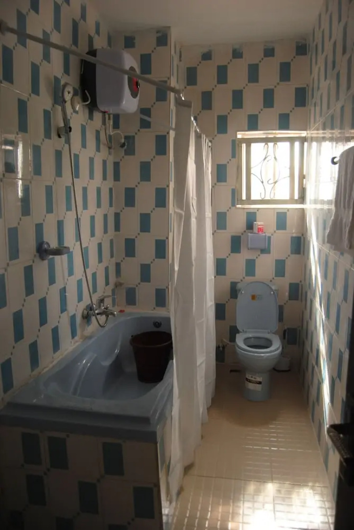 De Royal Legacy Hotel and Suites