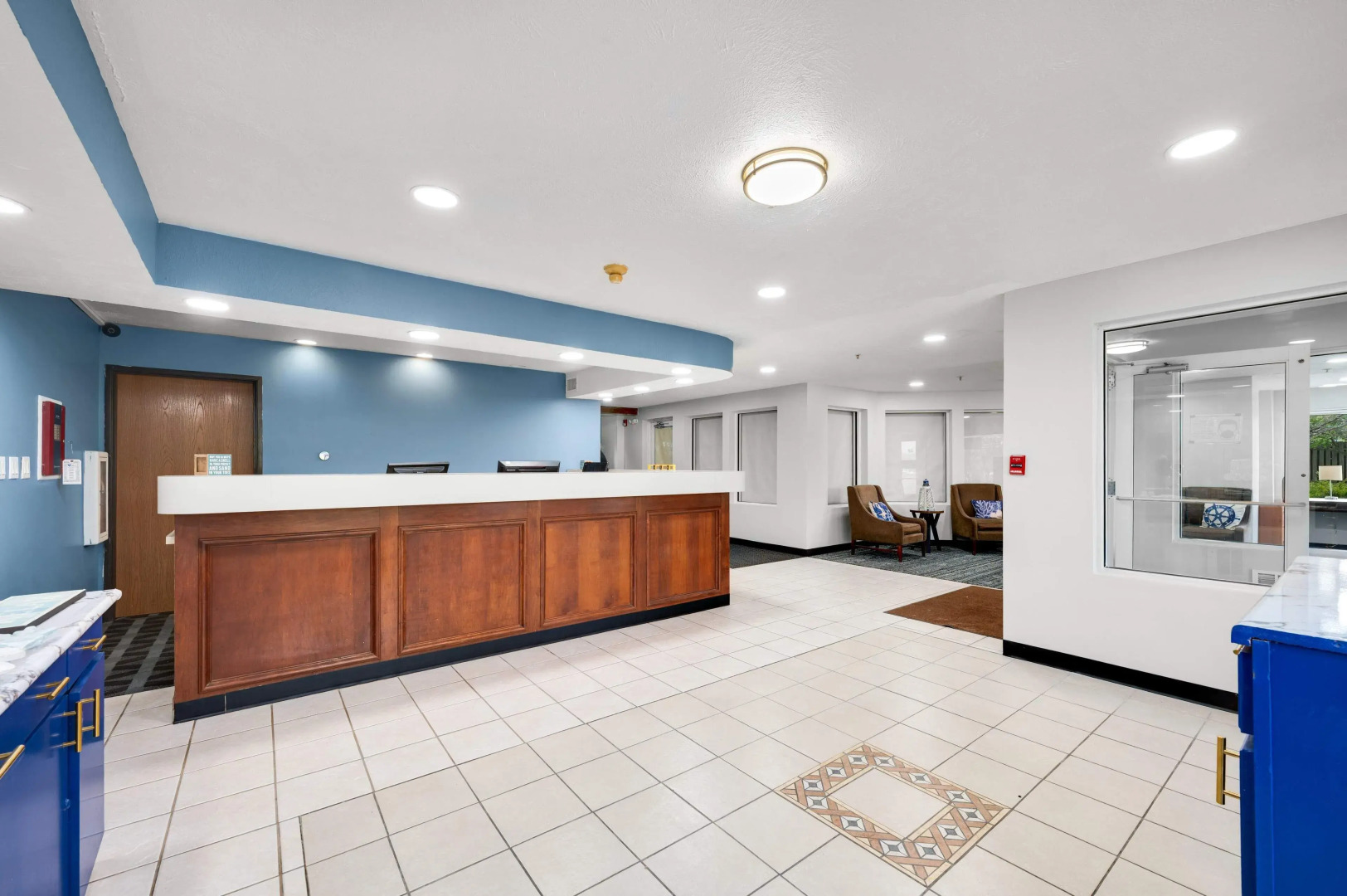 LakeWood Inn & Suites