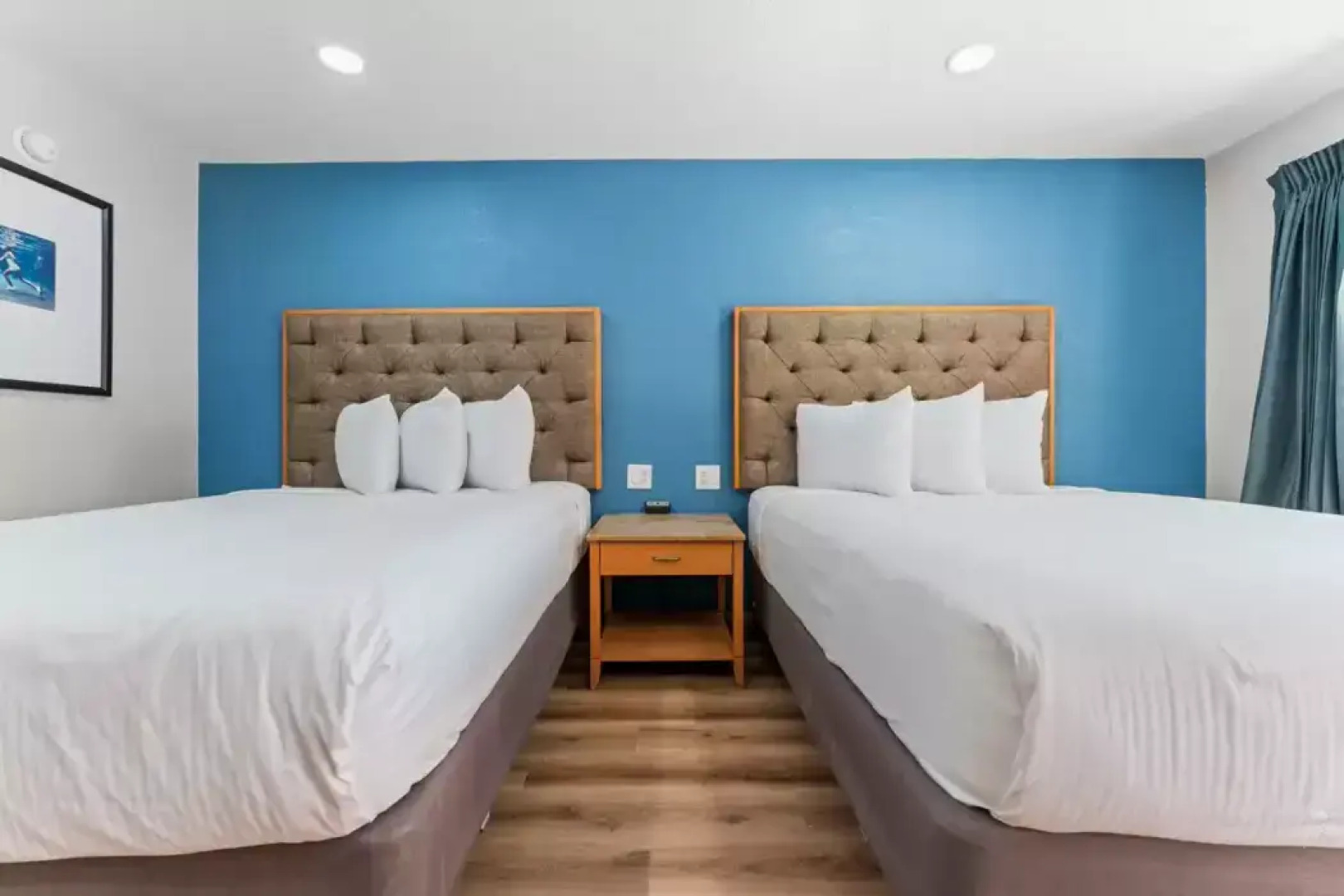 Econo Lodge Inn & Suites