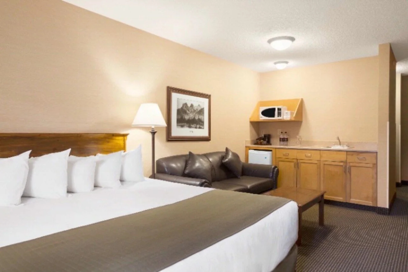 Canmore Inn & Suites