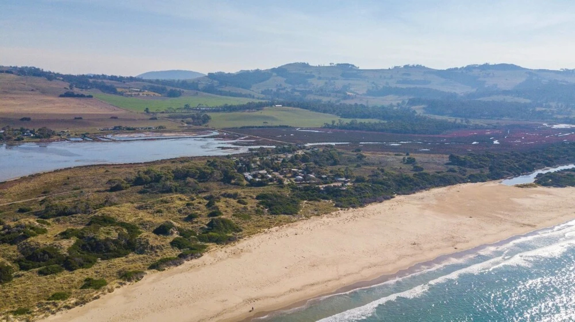 3 Bedroom Entertainer with Bungalow Next To Beach